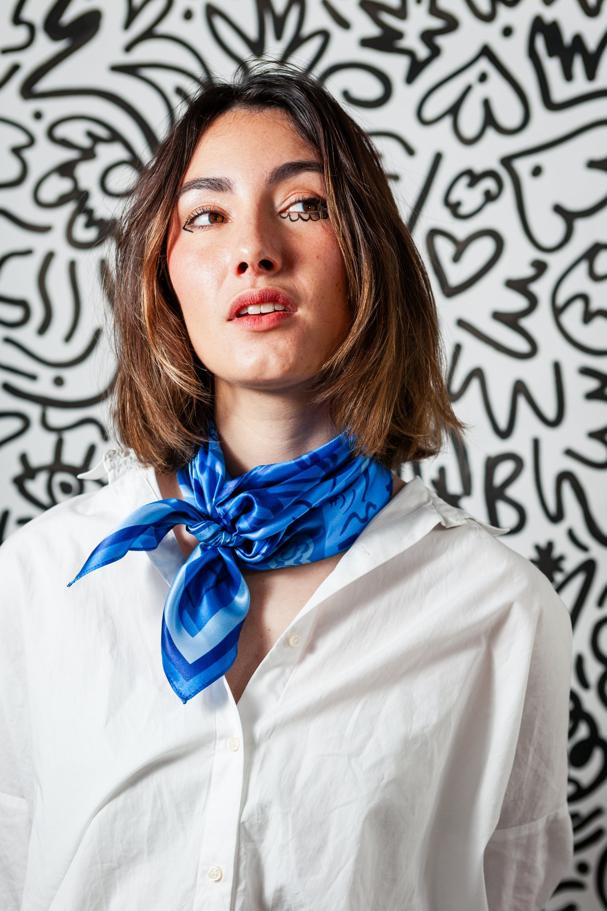 Foulard en soie porté autour du cou – modèle STANLEY, Charlie Loonie