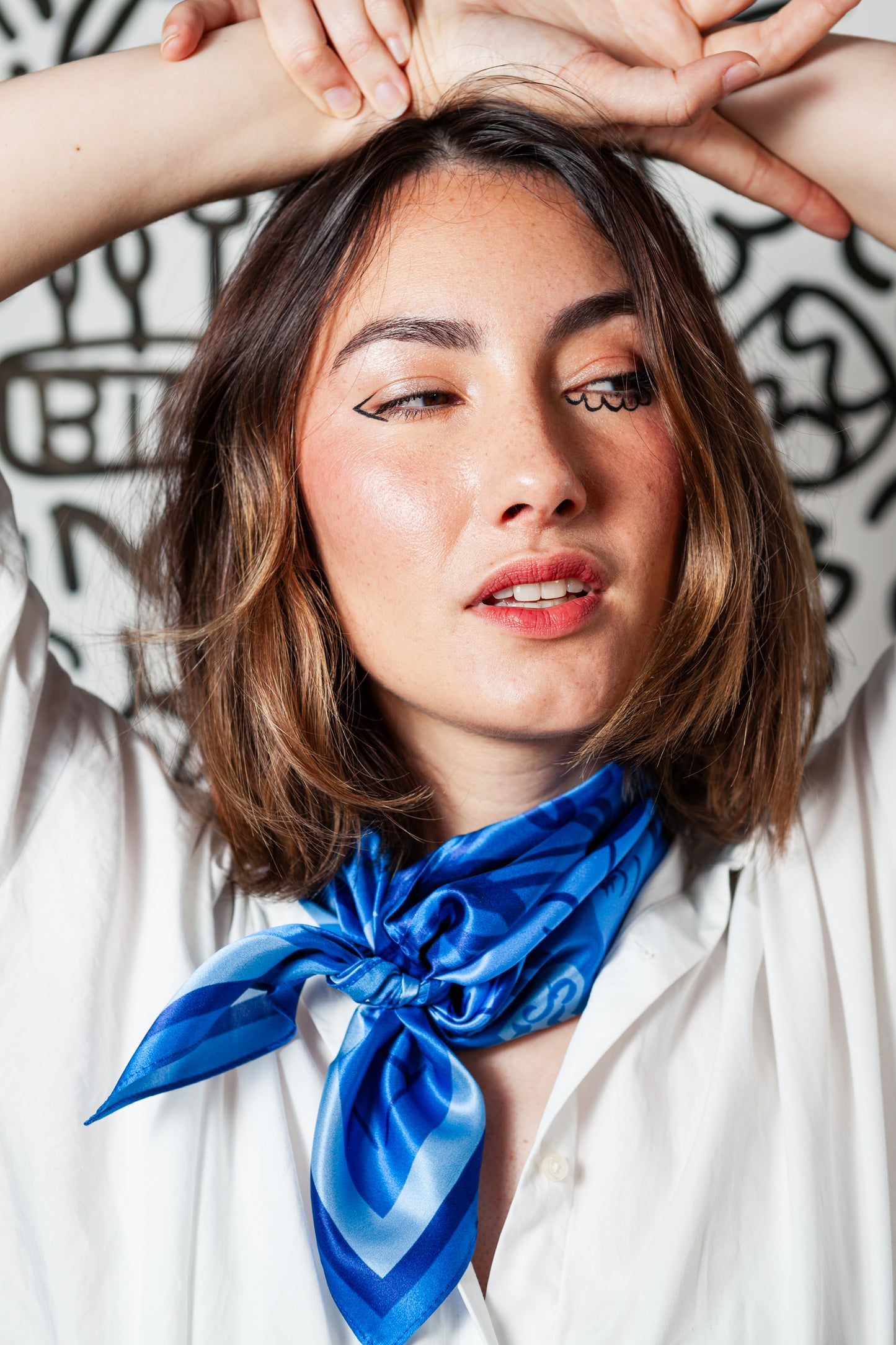 Foulard en soie STANLEY avec motifs arabesques bleus, Charlie Loonie